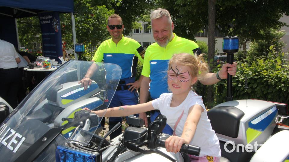 Auch die Polizei war vertreten. Anna (5 Jahre) aus Hungenberg durfte auf einem Polizei-Motorrad Platz nehmen. Bild: kro