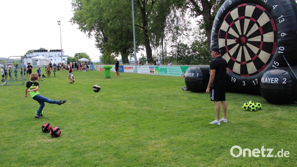 Jede Menge Action und Spießspaß wurde den jungen Kickern beim Fußballaktionstag auf dem Sportgelände der DJK Neustadt geboten. Bild: prh