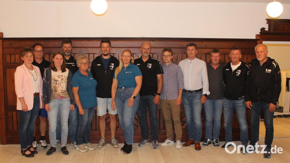 Dem neuen Führungsteam des TSV Winklarn mit Vorsitzendem Stefan Just (Vierter von rechts), zweitem Vorsitzenden Thomas Deml (Dritter von rechts) und drittem Vorsitzenden Hans Mehltretter (Zweiter von rechts) gratulierte Bürgermeisterin Sonja Meier (links) zur Wahl. Bild: Niebauer/exb