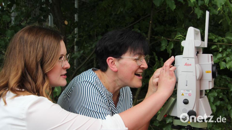 Die Besucher bekommen beim Tag der offenen Tür des Amts für Ländliche Entwicklung auch Einblicke ins Vermessen. Bild: kro
