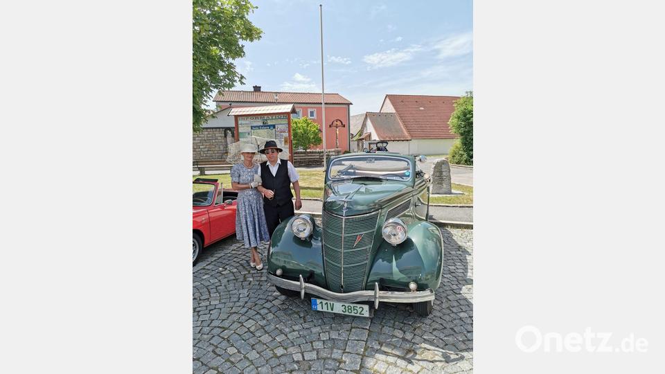 Stolz mit nostalgischem Outfit präsentierten sich an ihrem Ford V8 mit Baujahr 1939 Renata und Jiri Provanznik. Bild: gz