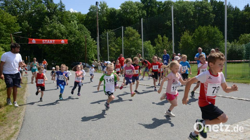 In der Klasse Bambini setzte sich Bastian Held (rechts, Startnummer 79) kurz nach dem Start an die Spitze der Läufer und belegte dann auch Platz 1. Bild: bey