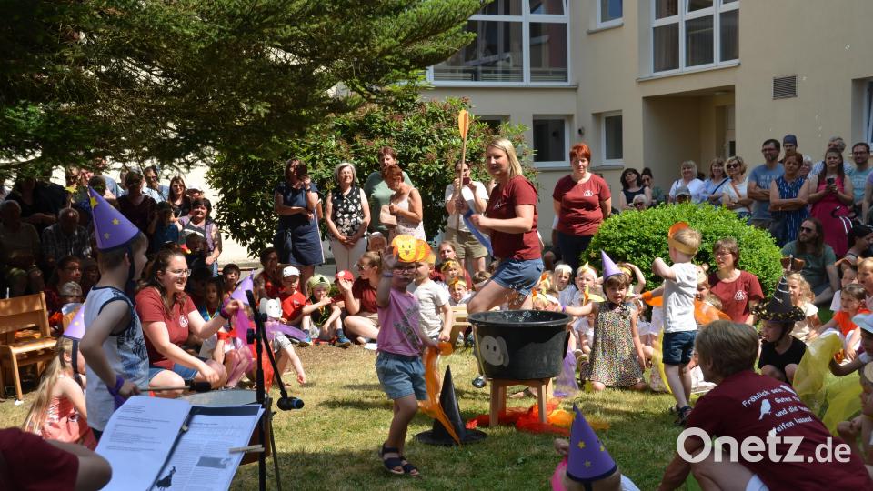 In ein buntes Farbenland auf einer Insel, die sanft vom Meer umspült wird, entführten die Buben und Mädchen aus der Kindertagesstätte Don Bosco die Besucher beim Pfarrfest und ernteten dafür tosenden Applaus. Bild: dob