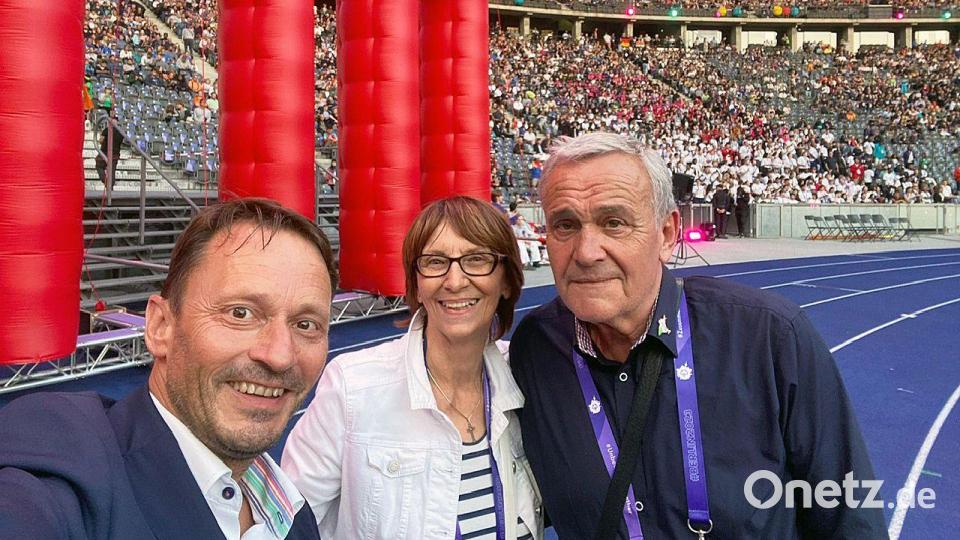 Weidens Oberbürgermeister Jens Meyer, stellvertretende Landrätin Margit Kirzinger und Alt-Oberbürgermeister Kurt Seggewiß (von links) sind bei der Eröffnung der Special Olympics World Games in Berlin dabei. Bild: Meyer/exb