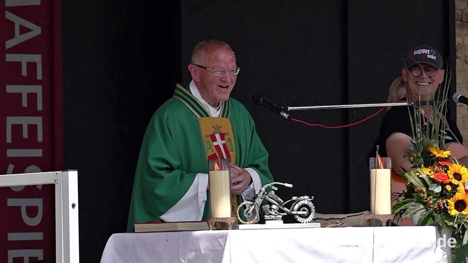 Pater Edward Lipiec war selber lange ein Motorradfahrer. Er zelebrierte den Motorrad-Gottesdienst auf Maffei. Bild: jma
