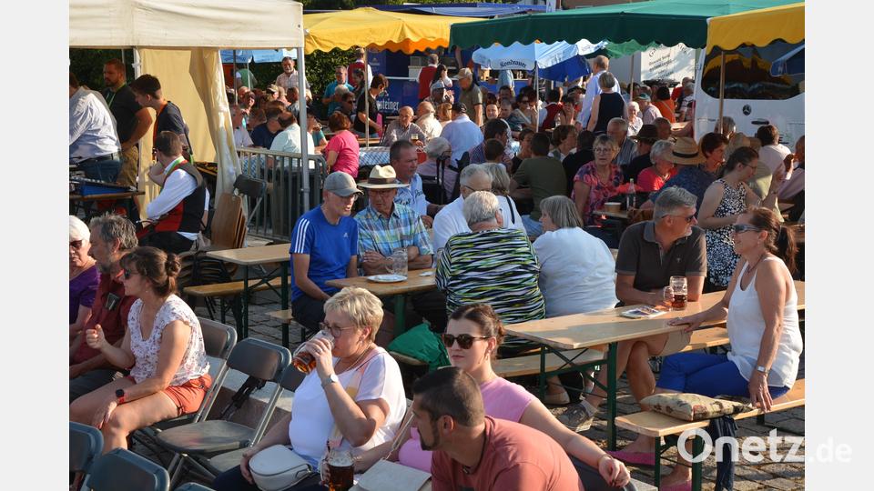 Wegen der Hitze blieben nachmittags aber doch einige Plätze auf den Bierbänken frei – diese füllten sich am Abend zusehends. Bild: jr
