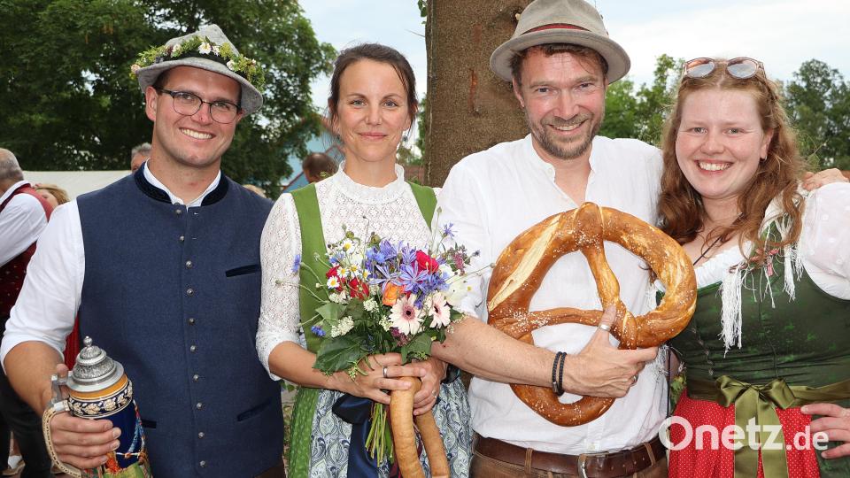 Die alten Ober-Kirwapaare mit den Siegern Vroni und Uli Radl aus Weißenberg (Mitte). Bild: gru