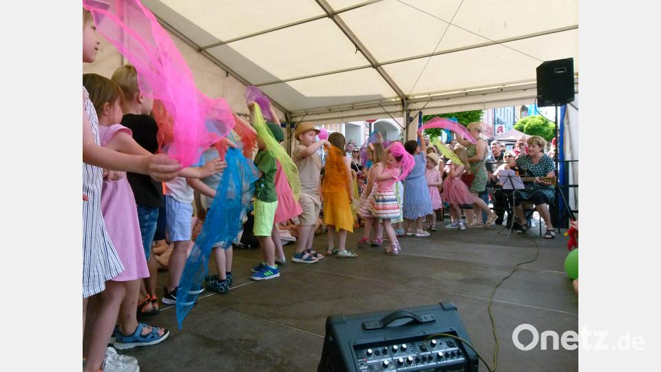 &quot;Dieser Tag soll fröhlich sein&quot; sang der Kindergarten Bild: rn