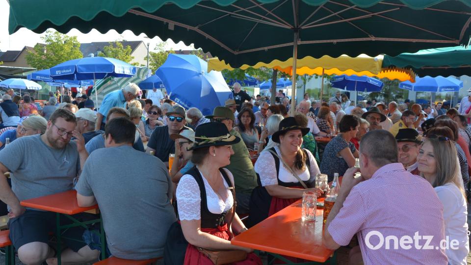 Wegen der Hitze blieben nachmittags aber doch einige Plätze auf den Bierbänken frei – diese füllten sich am Abend zusehends. Bild: jr