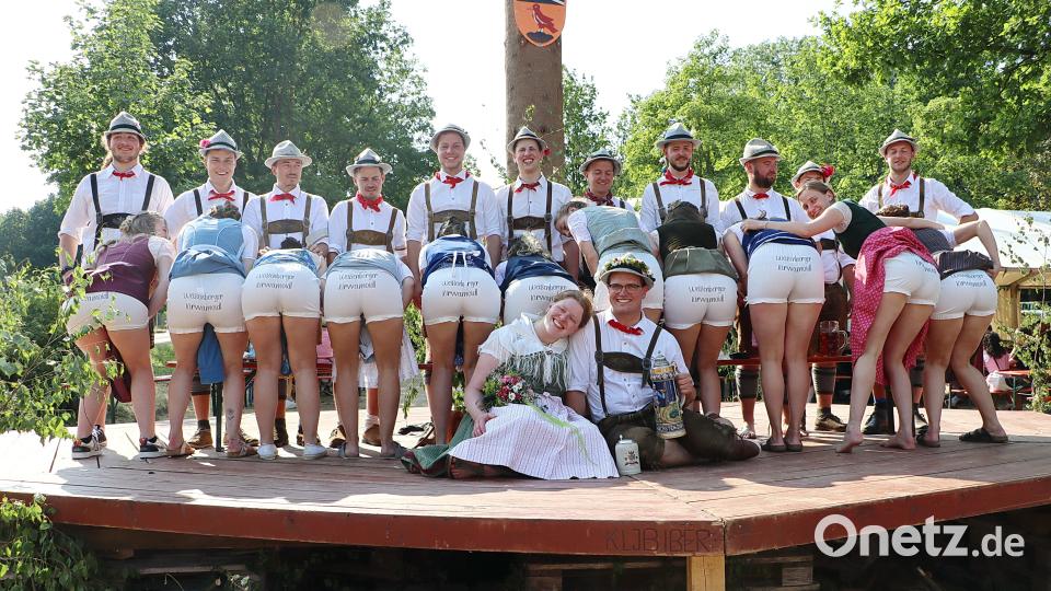 Das Weißenberger Oberkirwapaar 2023 heißt Marina Ehras und Andre Meier. Insbesondere die Kirwamoidln verschafften sich nach dem heißen Austanzen etwas Luft unterm Dirndl und zeigten ihre ganze Verbundenheit zum Kirwatreiben. Bild: gru