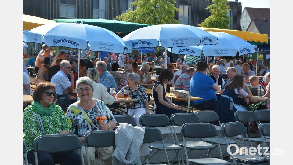 Wegen der Hitze blieben nachmittags aber doch einige Plätze auf den Bierbänken frei – diese füllten sich am Abend zusehends. Bild: jr