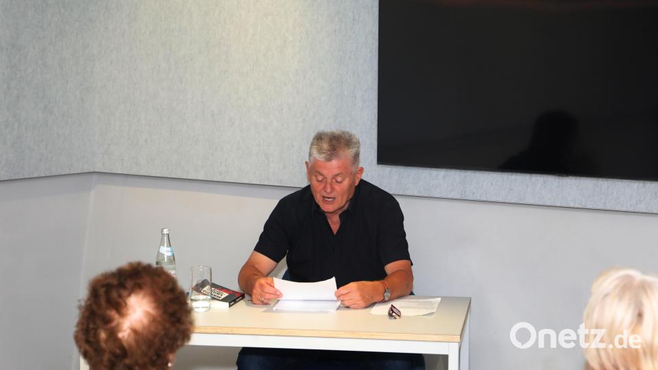 Raimund Mader las aus seinem Buch &quot;Engel und der Fluch des Golem&quot; im Museum. Bild: Museum Flucht – Vertreibung – Ankommen/exb