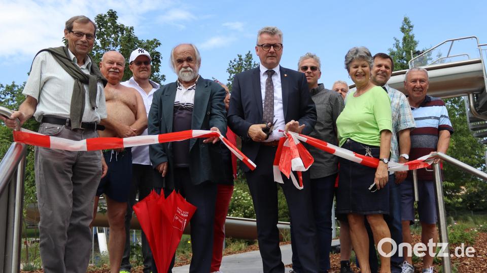Bürgermeister Michael Göth und Vertreter des Stadtrats übergaben die beiden Großwasserrutschen nun offiziell der Öffentlichkeit. Bild: mfh