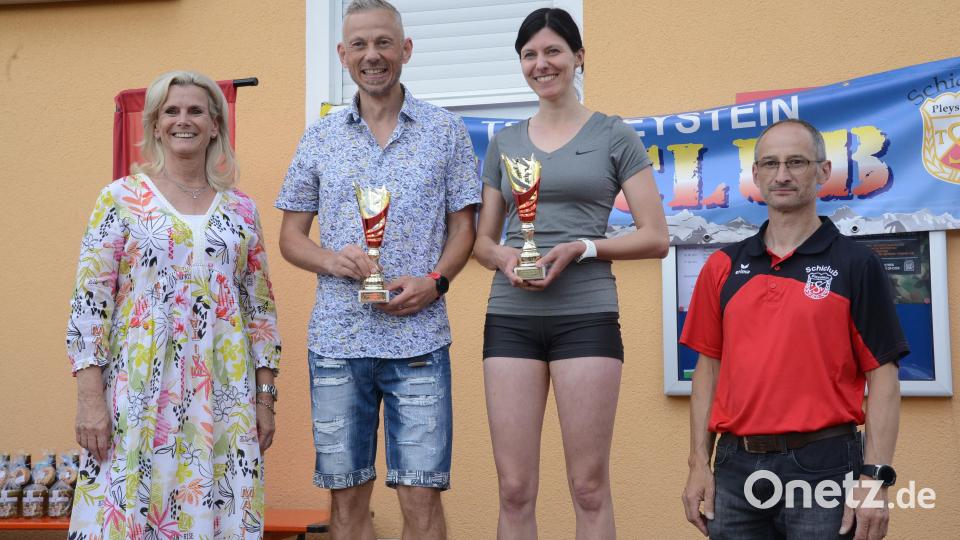 Pleysteins Zweite Bürgermeisterin Andrea Lang (links) und Skiabteilungsleiter Christian Enslein (rechts) überreichen den Tagesschnellsten Andreas Hecht (DJK Weiden) und Theresa Grill (TSV Pleystein) die Pokale. Bild: bey