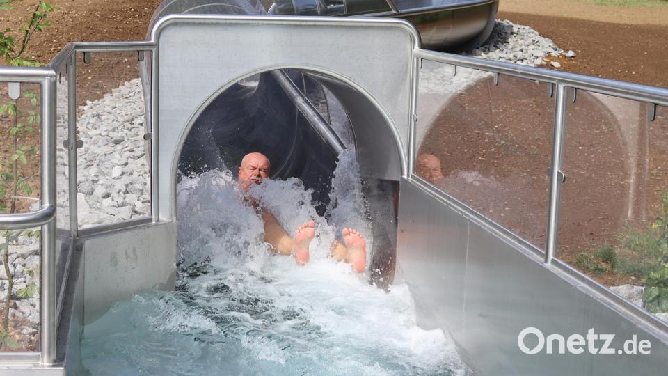 Stadtrat Hans-Jürgen Reitzenstein genoss die feuchtfröhliche Rutschpartie nach der Eröffnungszeremonie der Großrutschen im Waldbad. Bild: mfh