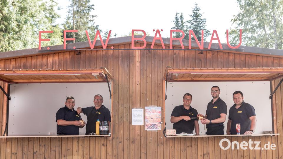 Auch Helfer der Freiwilligen Feuerwehr Bärnau unterstützten am Spendentag. Sie kümmerten sich um den Grillstand, an dem es Bratwurst- und Steaksemmeln gegen eine Spende gab, und boten Rundfahrten mit Feuerwehrfahrzeugen an. Bild: Susanne Forster