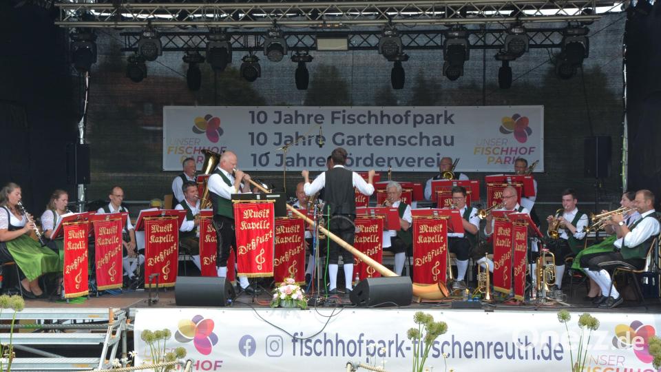 Den Auftakt machten die 18 Musiker der Musikkapelle Dießfurt mit ihrem erst 21 Jahre alten Dirigenten Jonas Schreml, der trotz seines noch jungen Alters die Bläser im Griff hatte. Bild: jr