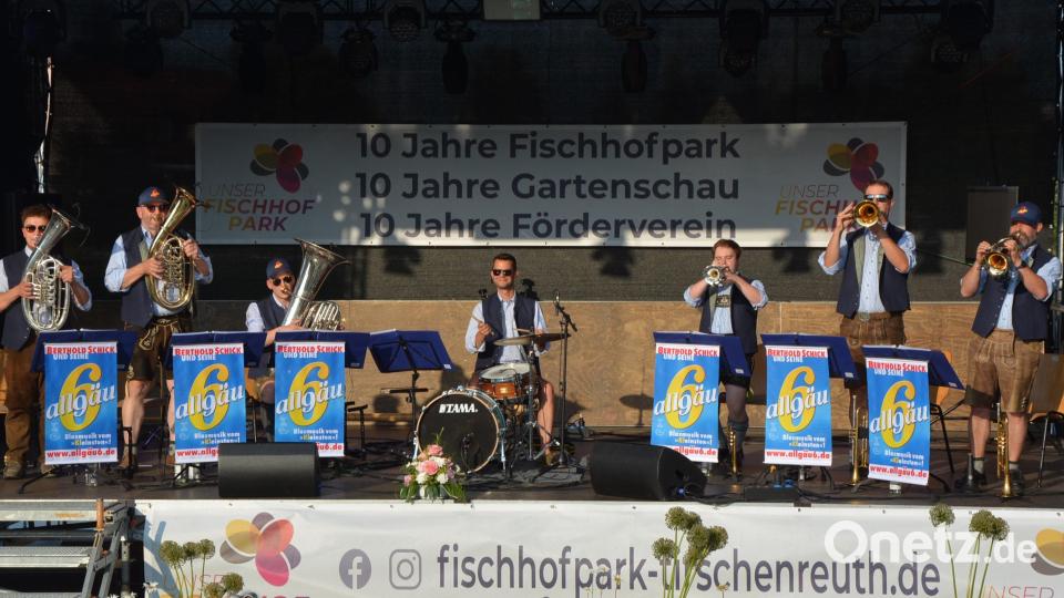Wegen ihnen kam der Großteil der Besucher: „Berthold Schick und seine Allgäu 6“. Die Profi-Musiker enttäuschten ihre Anhänger nicht. Bild: jr