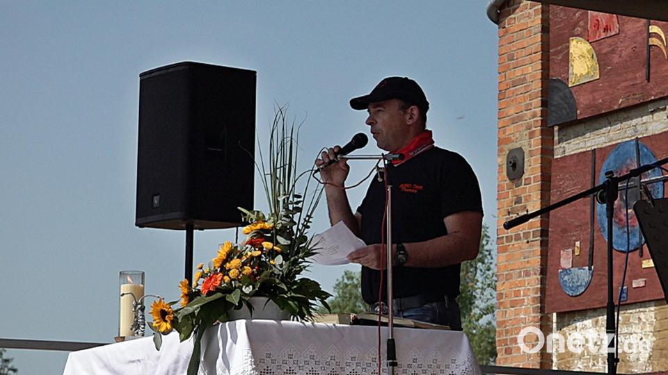 MoGo-Organisator Thomas Kormann begrüßte die Biker zum Gottesdienst Bild: jma