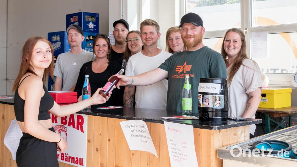 Freunde von Thomas Stadler haben den Spendentag organisiert, allen voran Sandra Nickl (Dritte von rechts) und Sarah Näger (rechts). Die Schar aus Freunden gab am Aktionstag unter anderem Getränke gegen einen individuell wählbaren Geldbetrag aus. Bild: Susanne Forster