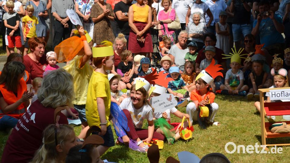 In ein buntes Farbenland auf einer Insel, die sanft vom Meer umspült wird, entführten die Buben und Mädchen aus der Kindertagesstätte Don Bosco die Besucher beim Pfarrfest und ernteten dafür tosenden Applaus. Bild: dob