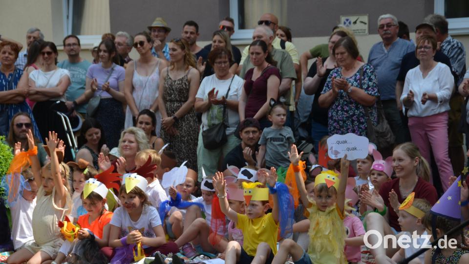 Eine bunte Hühnerschar wartet auf den Auftritt. Bild: dob