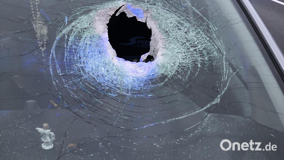 Eine Lichtmaschine durchschlug die Frontscheibe des Ford. Der Schutzengel am Armaturenbrett leistete ganze Arbeit. Die Fahrerin wurde nur leicht verletzt. Bild: Verkehrspolizeiinspektion Weiden