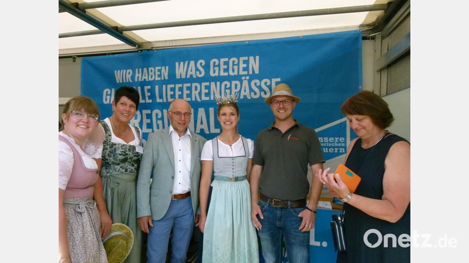 &quot;Wir haben was gegen globale lieferengpässe&quot;brachte Stefan Sczhloderer zum Ausdruck und fand Zustimmung bei (von rechts) Bezirksbäuerin Rita Götz, Milchkönigin Vroni Gschoßmann, stellv. LANDRAT AlBERT Nickl und Kreisbäuerin Gabi Birkner. n Bild: rn