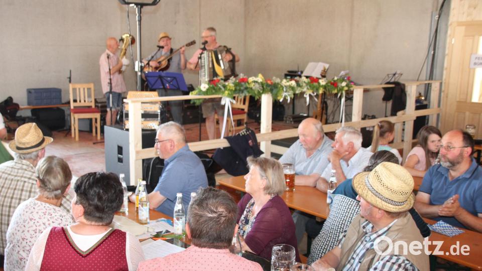 Die zahlreichen Besucher hatten ihren Spaß an den an den gut gelaunten Musikern und ihren Beiträgen. Bild: frd