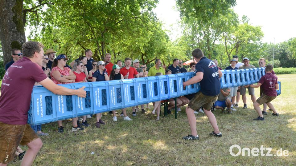 28 Bierkästen in der Horizontalen stapelte das Burschen-Team vom Burschenverein Parkstein mit Mädchengruppe. Bild: bey