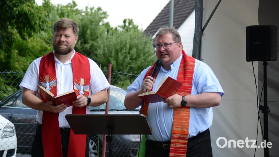 Die Pfarrer Hannes Kühn und Sven Grillmeier sprachen Segensworte. Bild: ak