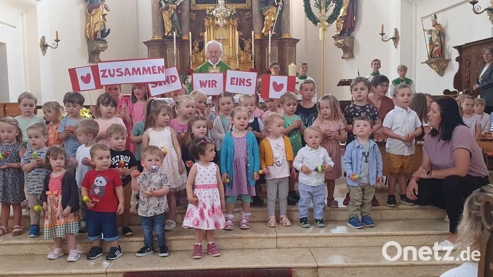 Schon die Kleinsten versammelten sich mit Stadtpfarrer Josef Häring um den Altar der Stadtpfarrkirche St. Georg. Bild: mas