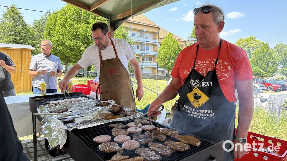 Fest in Mittelmeier-Hand war der Grillstand, der wohl heißeste Platz an diesem Tag beim Pfarrfest. Bild: dob