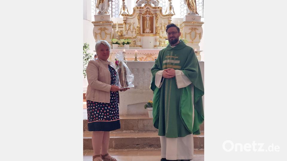 Scheidende Pfarrsekretärin Angelika Hiller, Pfarrer Johannes Arweck Bild: Otterbein/exb