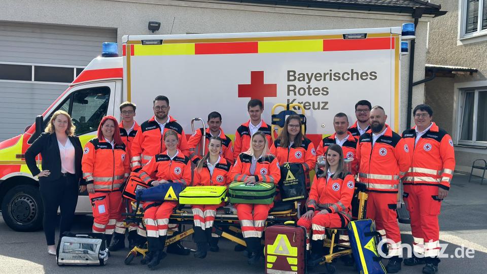 Lehrgangsleiterin Melissa Wagner (links) mit ihren 14 angehenden Rettungssanitätern: Gerald Wagner, Michael Krauß, Jakob Meyer, Thomas Bauer, Elena Bezold, Florian Hampel, Andreas Lang, Sven Lehner, Lukas Galasch, Verena Völkl (stehend, von rechts), Svenja Schwarz, Regina Mayerhofer, Gloria Riedl und Julia Kaiser (sitzend, von rechts). Bild: BRK Kreisverband Tirschenreuth/exb