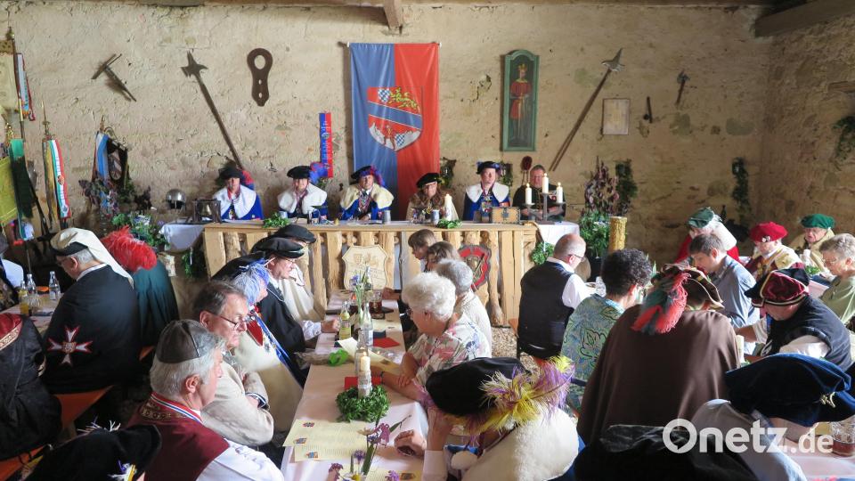 Zeremoniar Sebastian Wedl, Kanzler und Herold Sebastian Wolf, Großmeister Werner Ponnath, Hochmeister-Stellvertreter Ottokar von Heidegg, Großgebietiger Florian Frank und Prior Sven Grillmeier hatten beim Festkapitel auf dem Hochsitz Platz genommen Bild: jzk