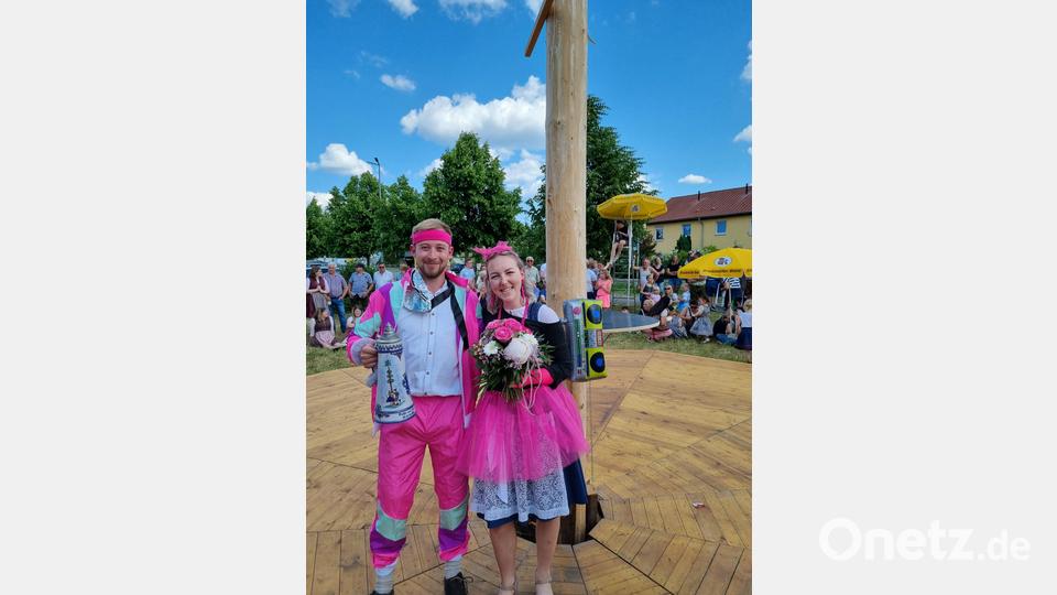 Die hiesigen Schnaittenbacher Marina Perlinger und Lukas Heindl wurden beim Kirwabaumaustanzen bei der Vitus-Kirwa heuer zum Oberkirwapaar gekürt. Bild: ads