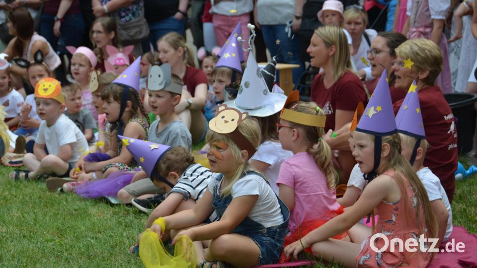 In ein buntes Farbenland auf einer Insel, die sanft vom Meer umspült wird, entführten die Buben und Mädchen aus der Kindertagesstätte Don Bosco die Besucher beim Pfarrfest und ernteten dafür tosenden Applaus. Bild: dob