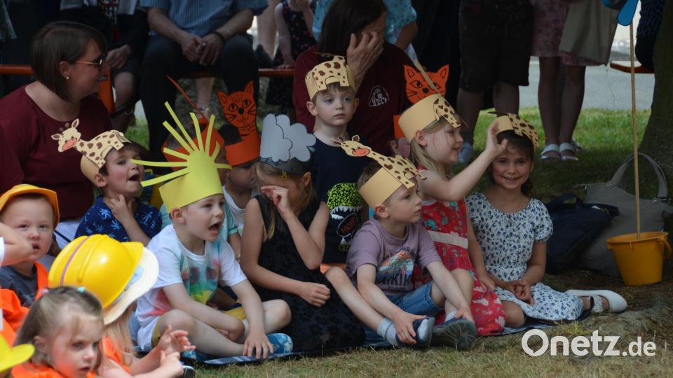 In ein buntes Farbenland auf einer Insel, die sanft vom Meer umspült wird, entführten die Buben und Mädchen aus der Kindertagesstätte Don Bosco die Besucher beim Pfarrfest und ernteten dafür tosenden Applaus. Bild: dob