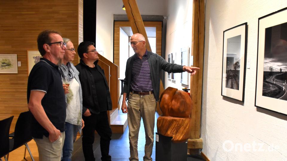 Im Kunsthaus sind während der Ausstellungsdauer mehrmals auch die Künstler persönlich vor Ort. Sie erklären gern ihre Ideen und sind für Fragen zu den Motiven offen. Bild: ubb