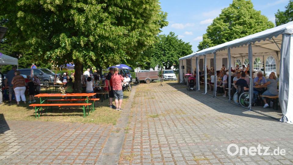 Zahlreiche Gäste feierten mit den Siedlern das Jubiläum und die Einweihung. Bild: ak