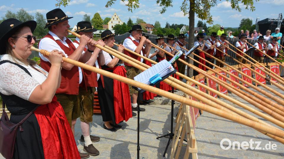 Gekonnt entlockten die Musiker mit dem rund vier Meter langen Instrument die Töne der verschiedene Märsche, die die Zuhörer zum Mitsummen einluden. Bild: jr