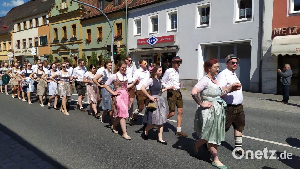Zur Vitus-Kirwa gehört am Kirwasonntag nach guter Tradition der Festgottesdienst in der Pfarrkirche St. Vitus und der anschließende Festzug zum Festplatz an den Bachwiesen, den die Kirwapaare gemeinsam mit der Ehenbachtaler Blaskapelle anführen. Bild: ads