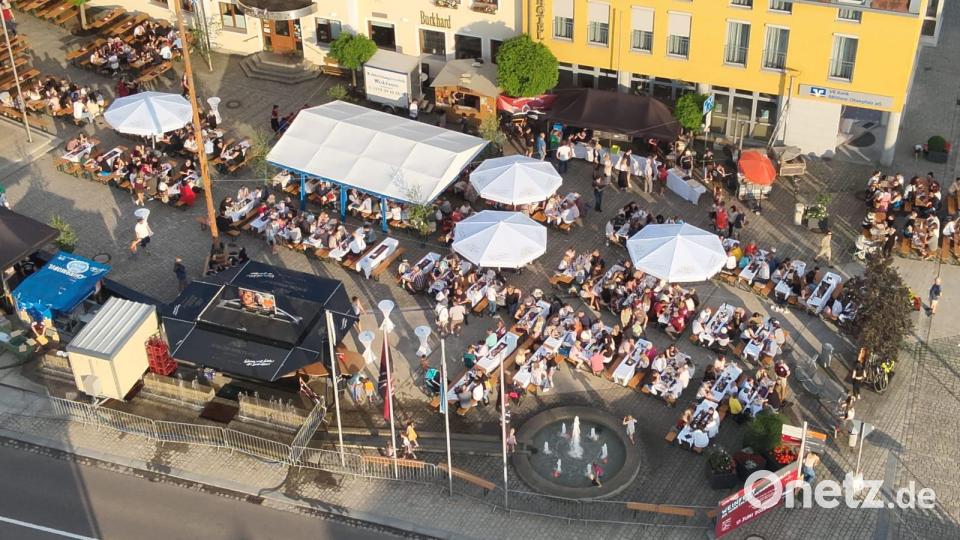 Zahlreiche Besucher kamen zum Vereinsjubiläum auf den Marktplatz. Bild: Lang/exb