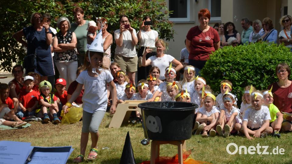 Alles stand Kopf. Das Lichtmännchen brachte alles wieder in Ordnung. Bild: dob