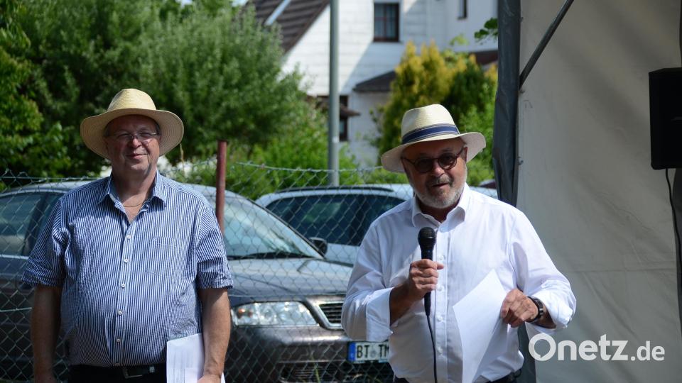Vorsitzender Heinz Schmidt und Herbert Röder (von links), Vorsitzender des Bezirksverbandes Wohneigentum Oberfranken, bei den Ansprachen. Bild: ak