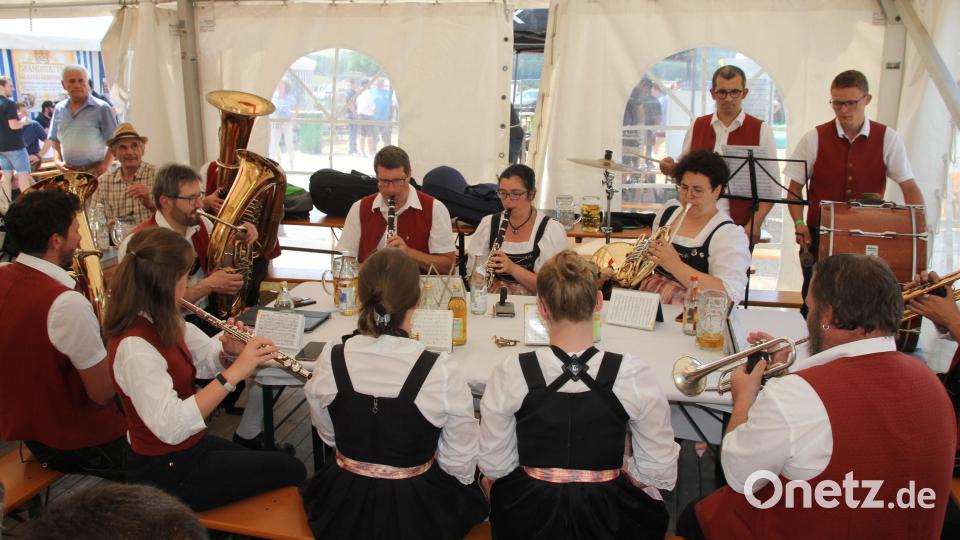Auch eine starke Formation der Stadtkapelle spielte zünftig auf. Bild: frd