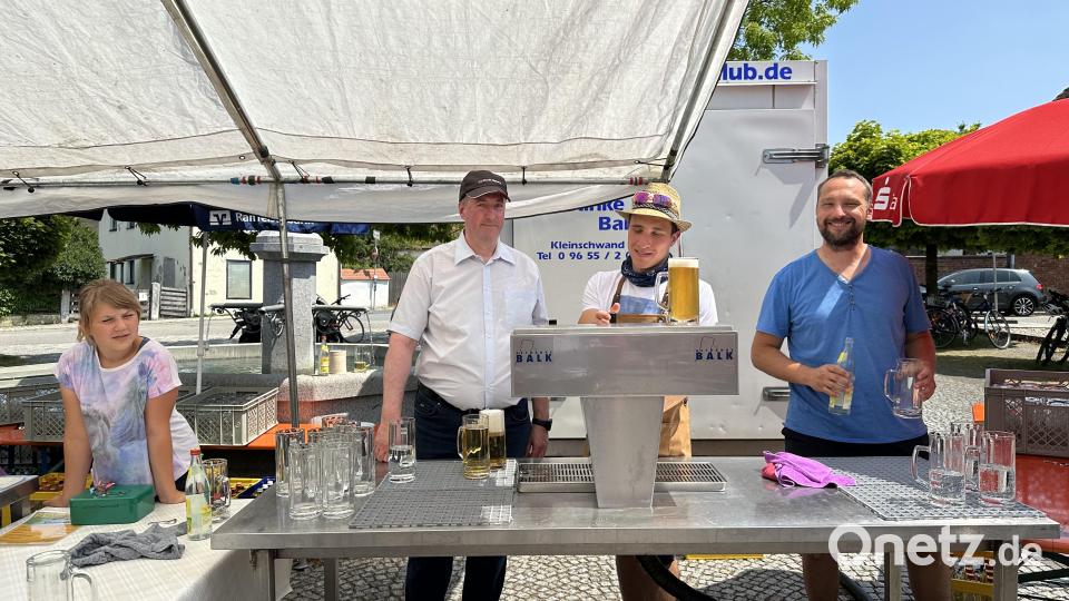 Pfarrvikar Ronald Liesaus (links) packte am Ausschank fest mit an. Bild: dob