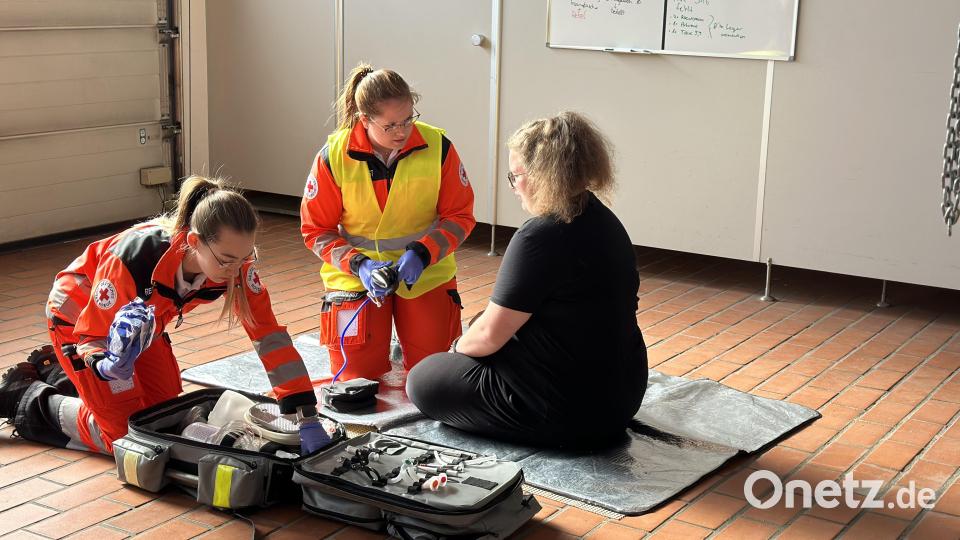 Elena Bezold (gelbe Weste) versorgte in ihrer praktischen Prüfung zusammen mit ihrer Teampartnerin Gloria Riedl eine Störung der Atmung. Bild: BRK Kreisverband Tirschenreuth/exb