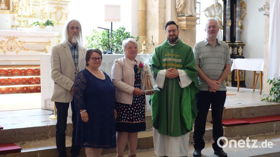 Die langjährige Pfarrsekretärin in der Pfarrei Kastl wird verabschiedet (von links): stellvertretender Pfarrgemeinderatsvorsitzender Bernd Roithmeier, die neue Pfarrsekretärin Theresia Otterbein, die scheidende Pfarrsekretärin Angelika Hiller, Pfarrer Johannes Arweck und Kirchenpfleger Karl Gerstenhöfer. Bild: Otterbein/exb